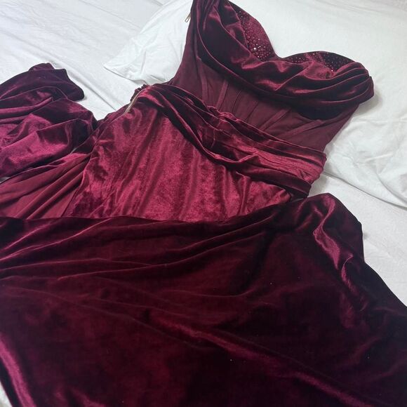 FASHION NOVA NWT Medium Velvet Formal Embellished Women's Maroon Wine Red Dress - Picture 1 of 5